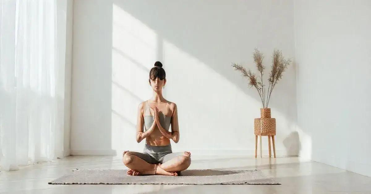 Como a meditação minimalista simplifica sua rotina